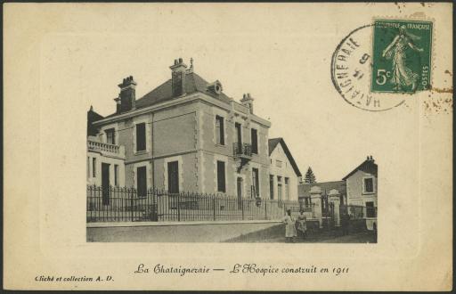 La façade principale de la maison hospitalière, située rue Amélie Parenteau / A.D. phot. (vue 1). | Châtaigneraie, La : hôpital